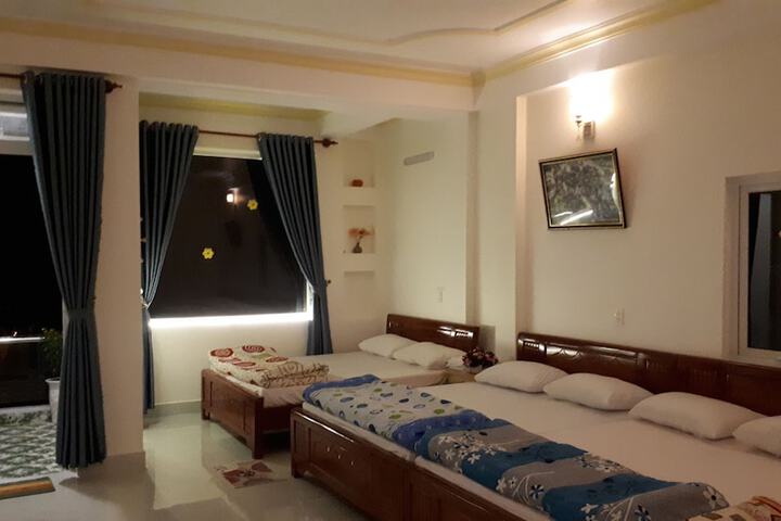 Room 6 of 25