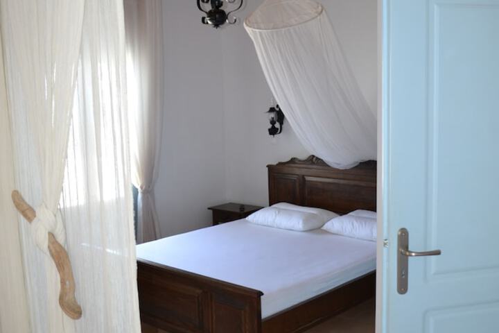 Room 2 of 25