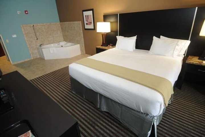 1 King Bed (13 of 14)
