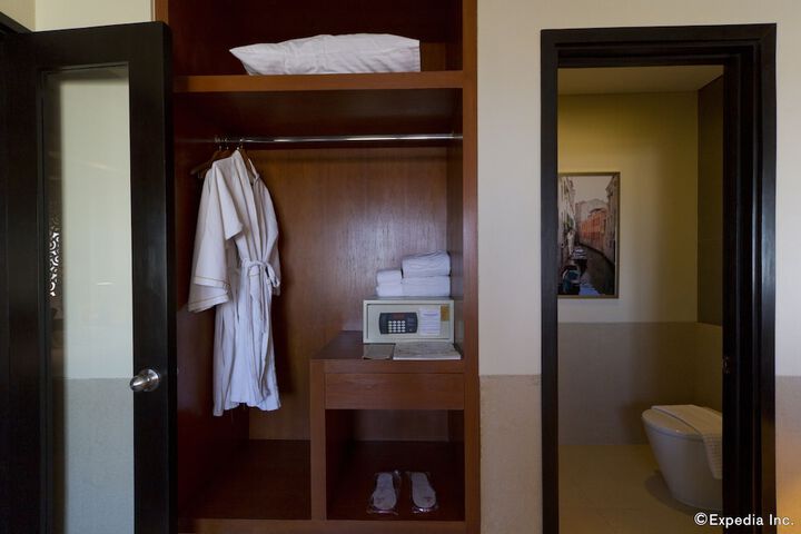 Room 52 of 95