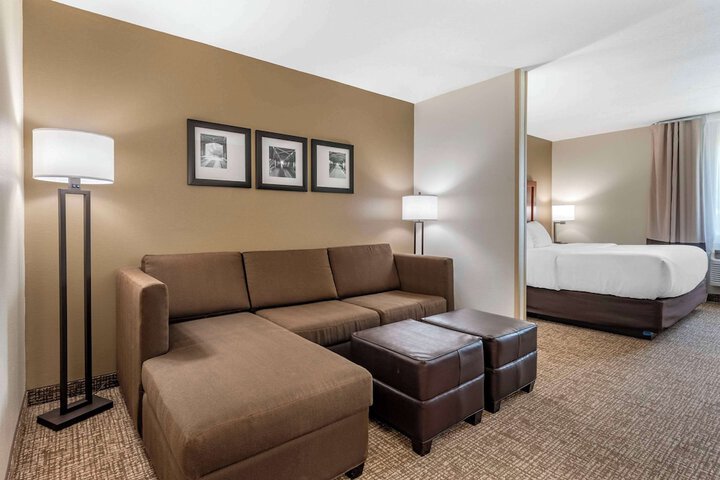 Room 10 of 32