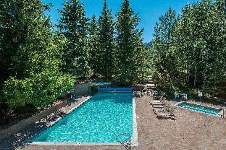 Hotel Pool