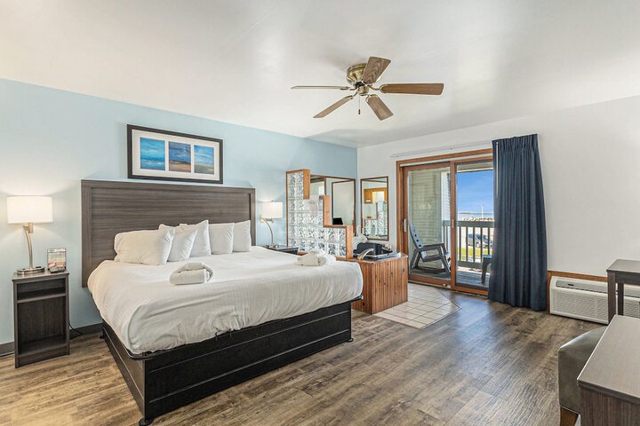 Classic King Bed Lake View Accessible (47 of 109)