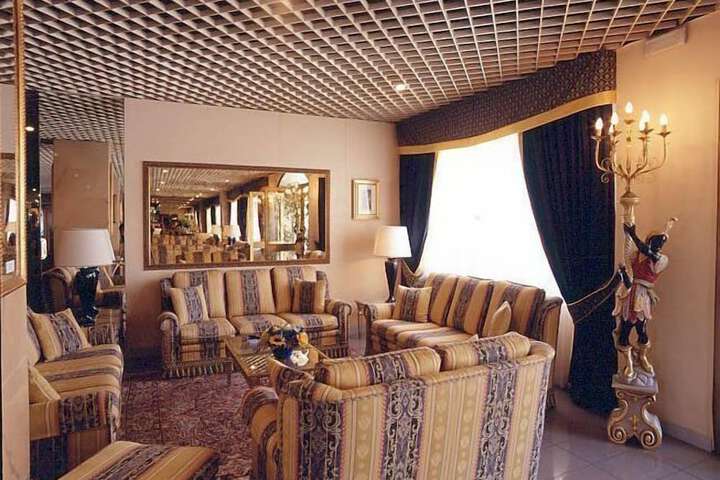 Lobby lounge