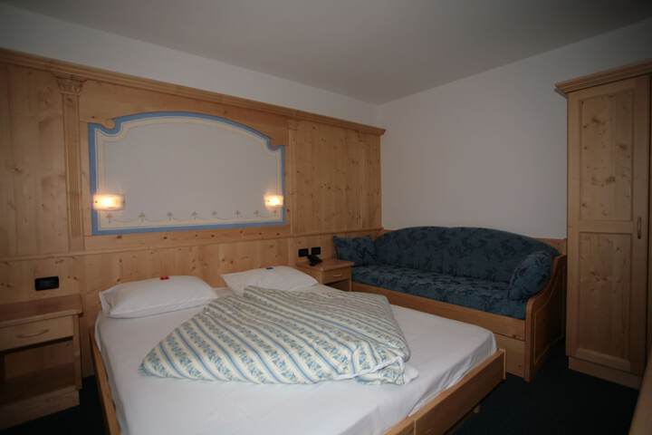 Room 2 of 33