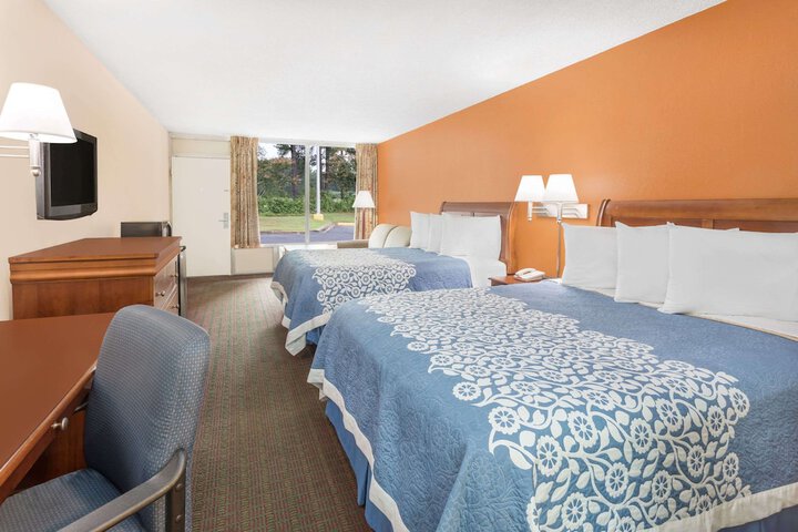 2 Queen Beds (1 of 4)
