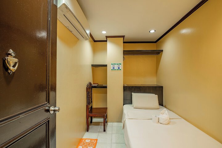 Room 6 of 28