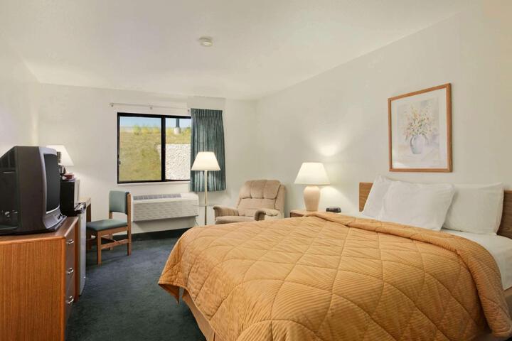 1 King Bed (3 of 10)