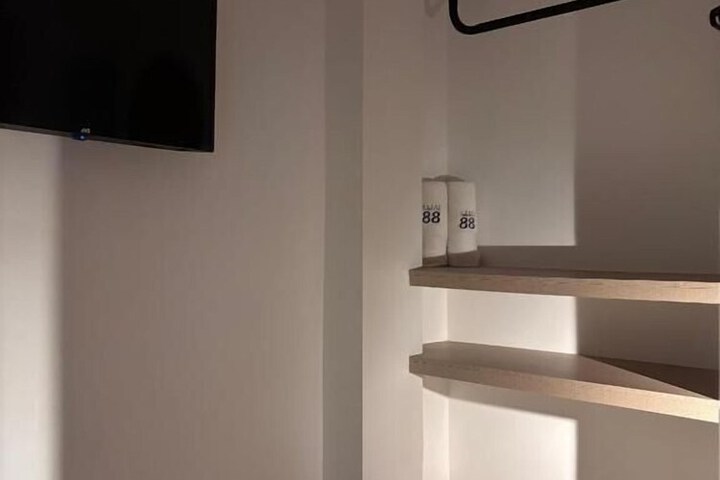 Room 2 of 38