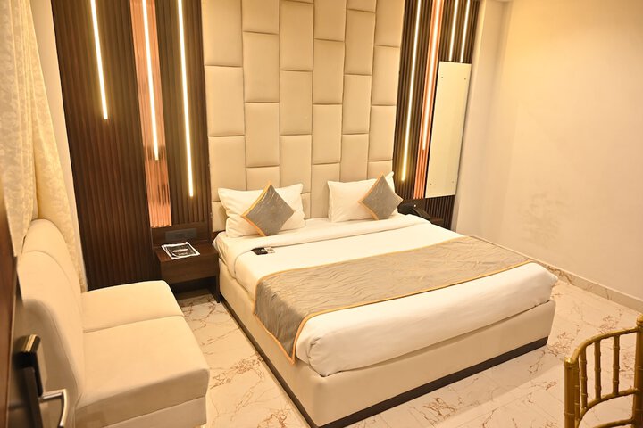 Room 6 of 18