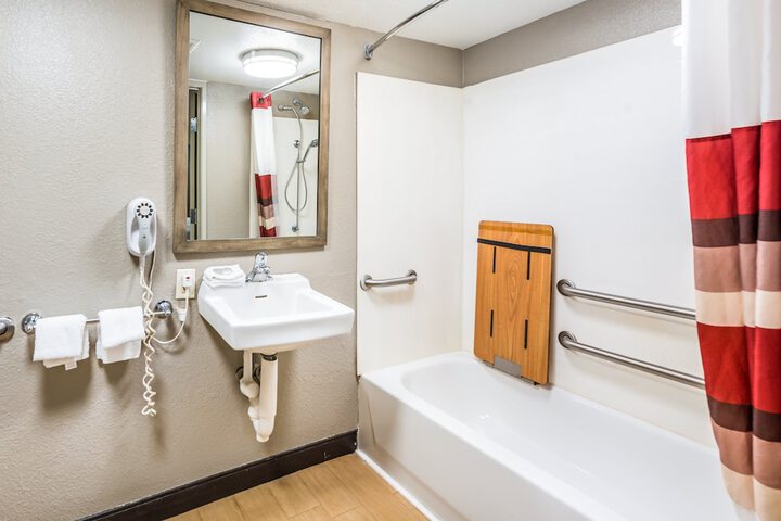 ADA Accessible Deluxe King (13 of 20)