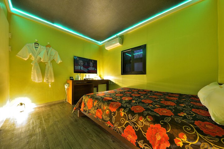 Room 14 of 18