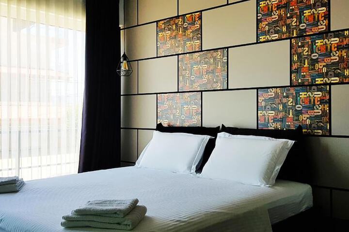 Room 8 of 86