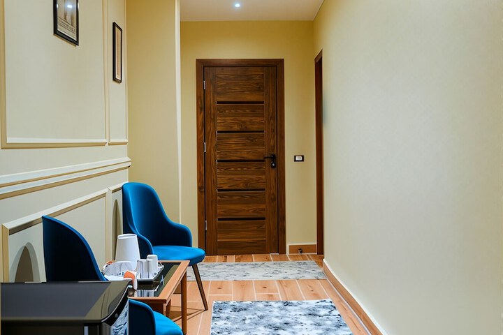 Room 42 of 77