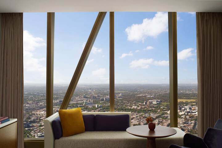 Lounge 78 of 107