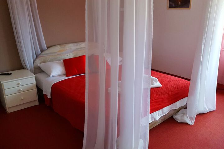 Room 10 of 38