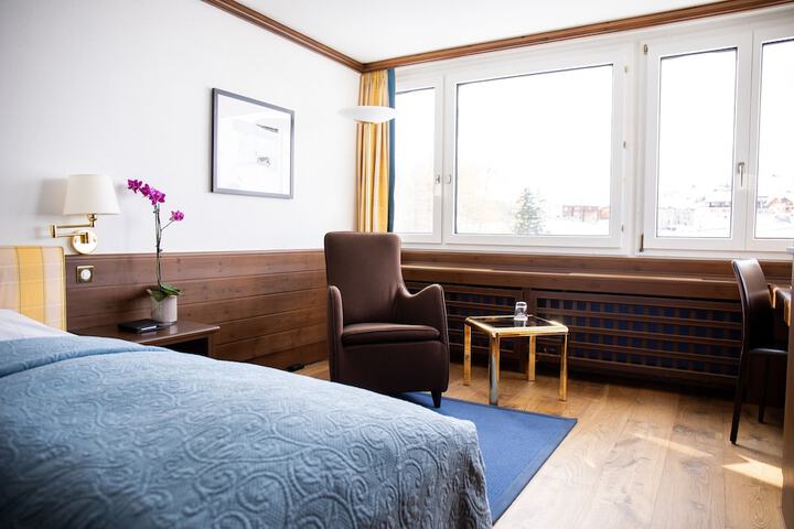 Room 10 of 93