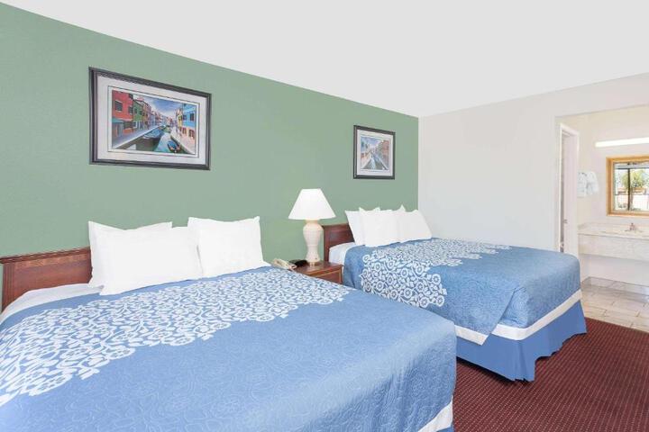 1 Queen Bed (1 of 15)