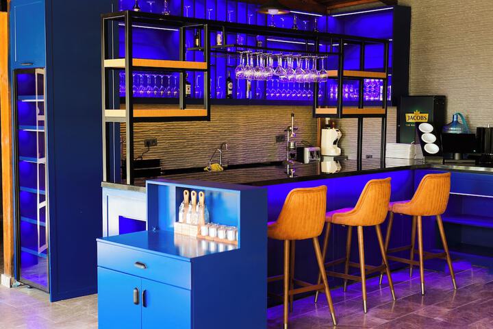 Lounge 129 of 151