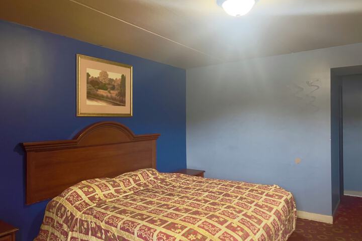 1 King Bed (2 of 11)