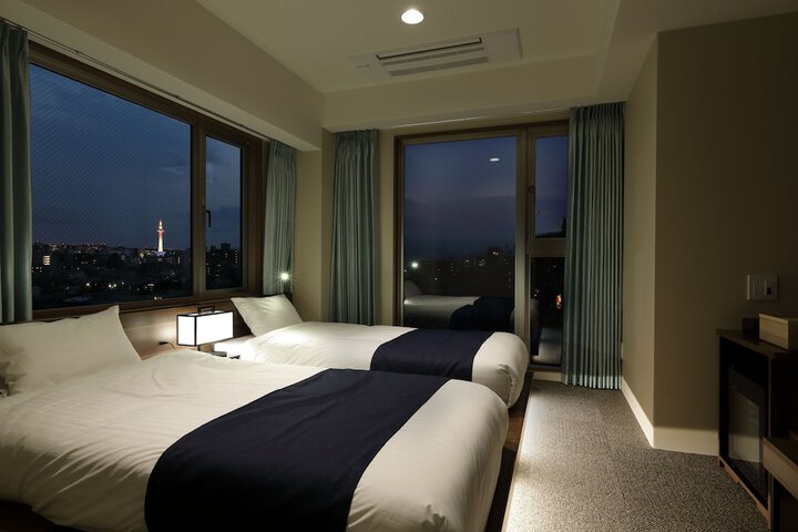 Room 5 of 16