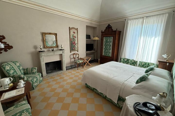 Room 12 of 48