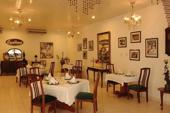 Dining 15 of 19