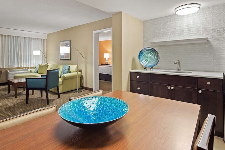 1 King Bed Downstairs Microwave, Refrigerator WiFi Full Breakfast (2 of 16)