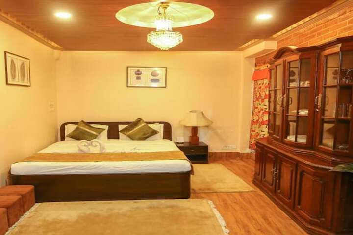 Room 6 of 11