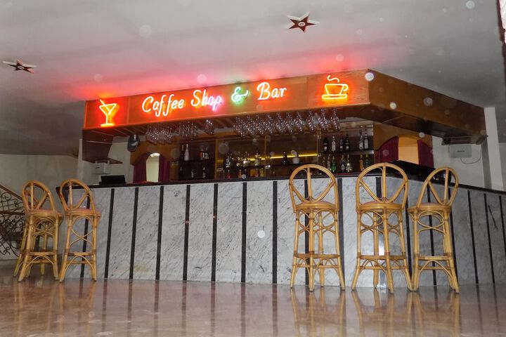 Lounge 20 of 29