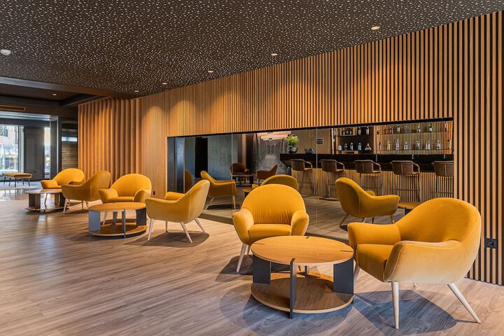 Lounge 38 of 42