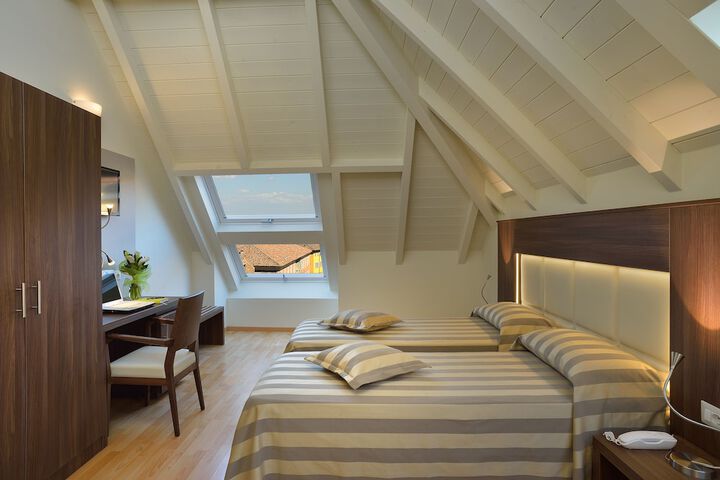 Room 10 of 26
