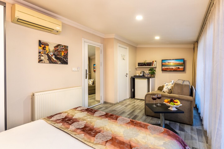 Room 2 of 10