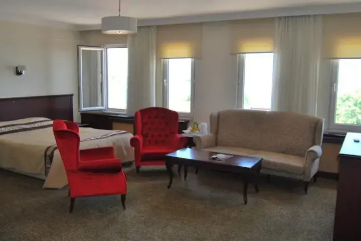 Room 6 of 9