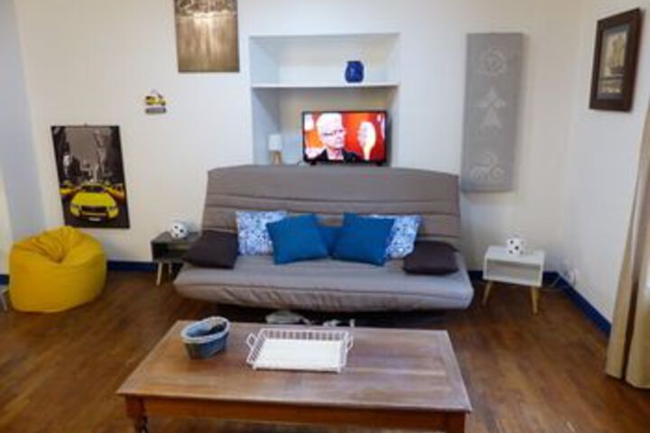 Lounge 13 of 24