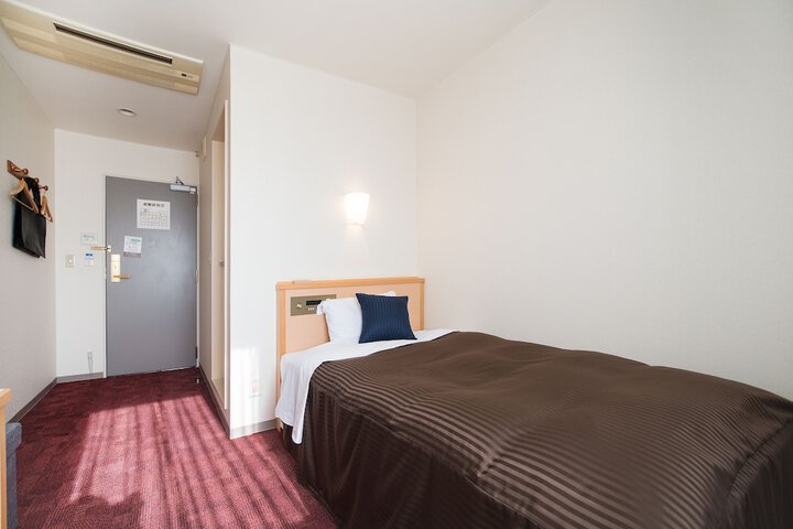 Room 4 of 32
