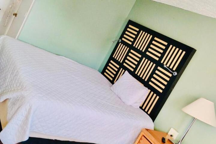 1 King Bed (4 of 5)