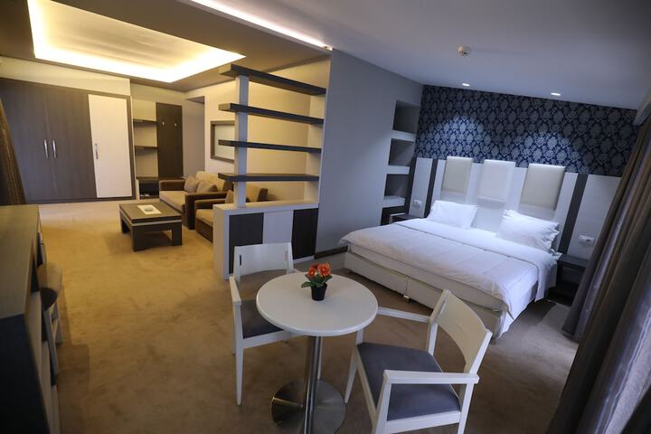 Room 4 of 86