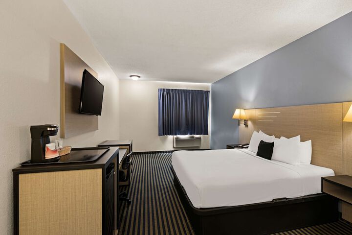 1 Queen Bed (4 of 9)