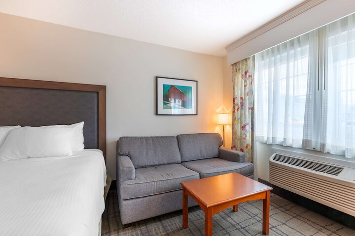 2 Queen Beds Refridgerator High Speed Internet Coffee Maker, Hair Full Breakfast (9 of 9)