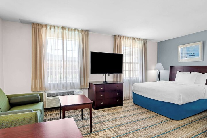 1 Queen Bed Efficiency Suite (13 of 24)