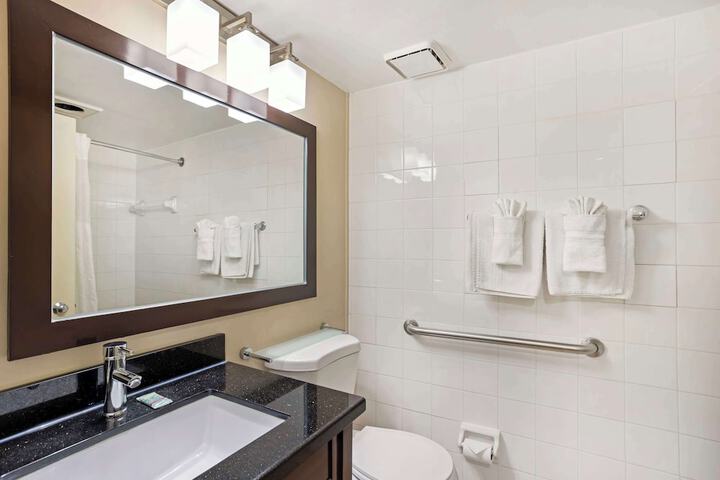 1 King Bed High Speed Internet Accessible Microwave and Refrigerator, Coffee Maker, Hairdryer Iron and Ironing Board Full Breakfast (4 of 12)