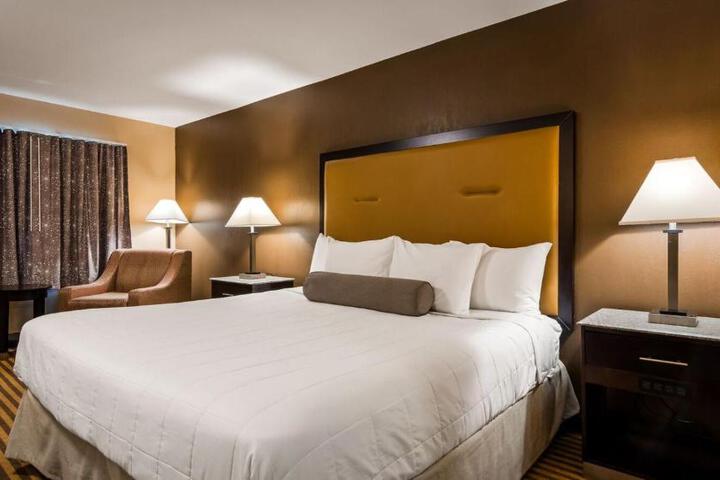 1 King Bed (2 of 2)