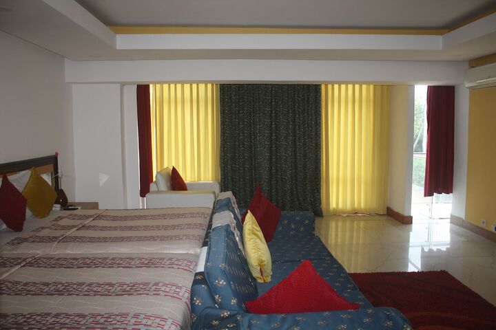Room 4 of 27