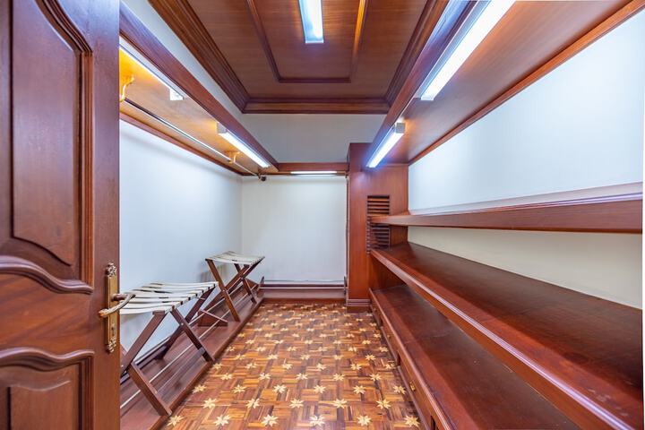 Room 9 of 65