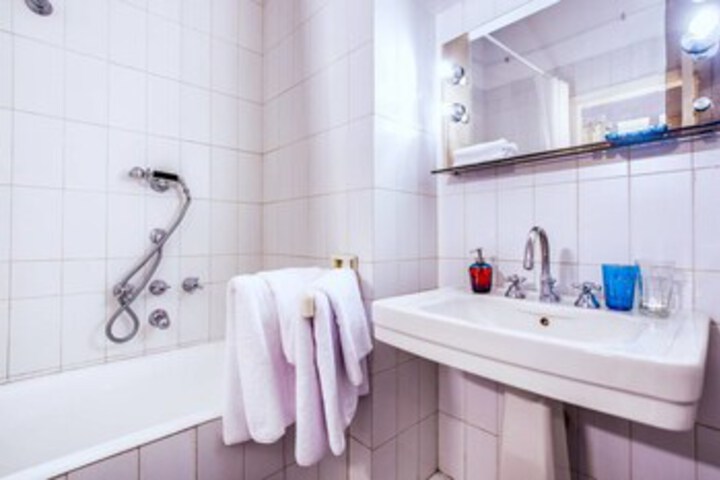 Room 2 of 25