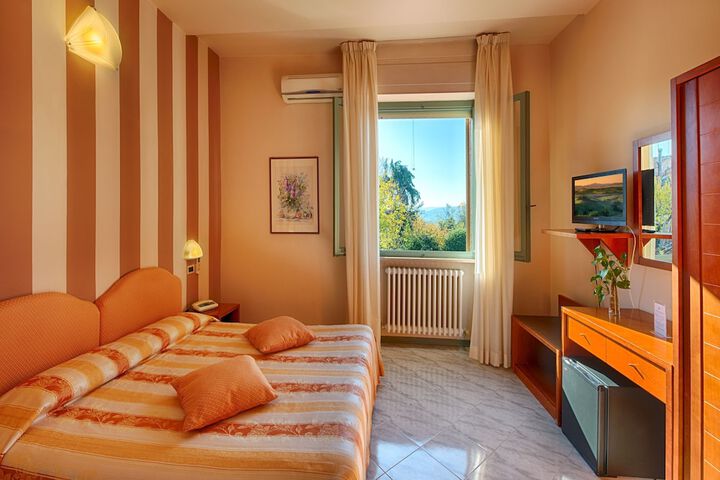 Room 12 of 87