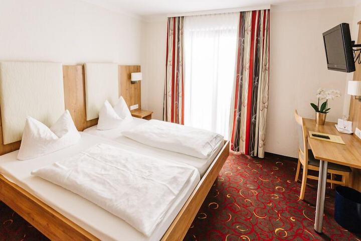 Room 6 of 33