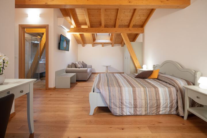 Room 4 of 77