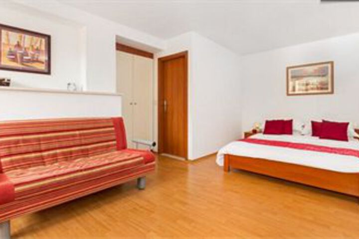 Room 13 of 19